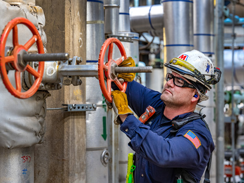 MPC refining employee practicing process safety and communicating to teammates.
