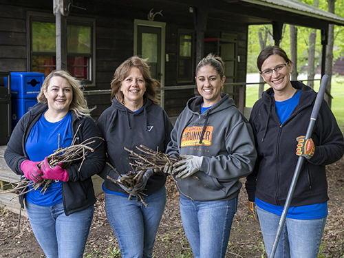 Marathon employees volunteering 